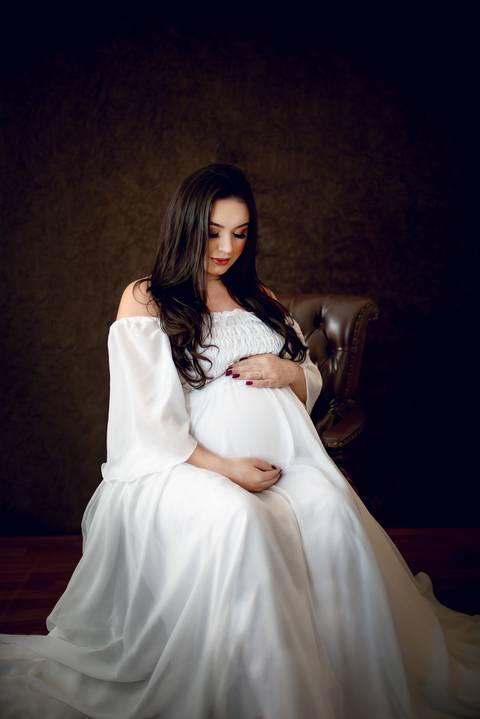 ensaio gestante em estudio com poltrona luis xv'