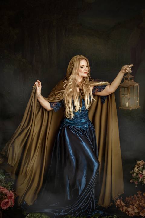 ensaio fotografico de bruxa medieval em estudio'