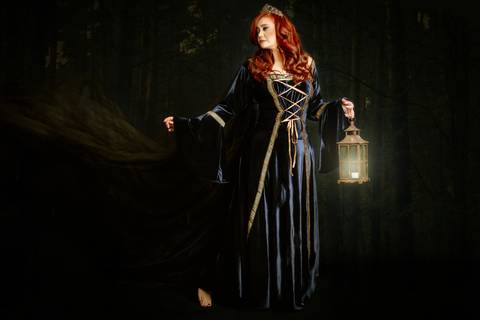 ensaio fotografico de bruxa em estudio'