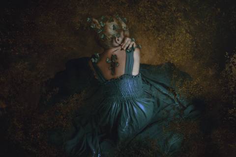 ensaio fotografico de bruxa em estudio'