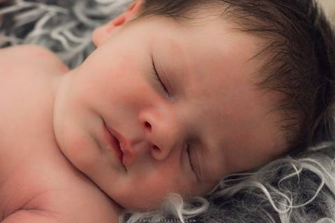 nenem dormindo em ensaio de newborn pelo fotografo de casamento em rolim de moura edielton kester'