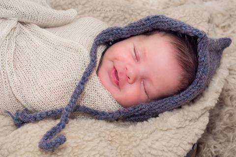 nenem dormindo e sorrindo em ensaio de newborn pelo fotografo de casamento em rolim de moura edielton kester'