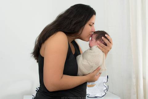 mae e filho em ensaio de newborn pelo fotografo de casamentos edielton kester'