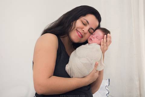 mae e filho em ensaio de newborn pelo fotografo de casamentos edielton kester'