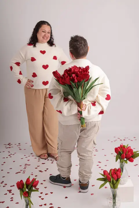 Fotografo em Suzano -SP Estúdio Rossinis especializado em Fotografia de Família, Fotografia com suéteres de coração'