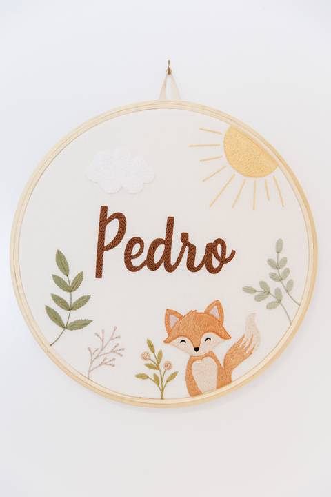 quadro com nome do bebê na porta do quarto'