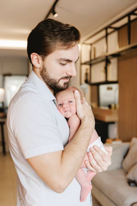 bebê no colo do pai'