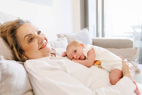 bebê no colo da avó materna'