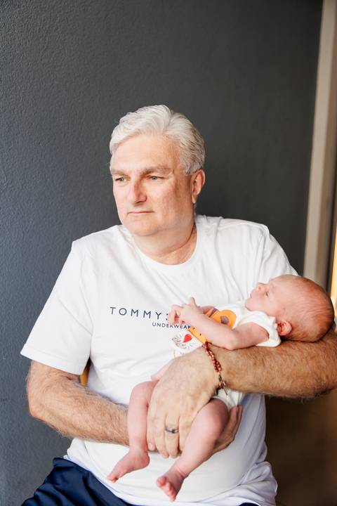 bebê no colo do avô paterno'