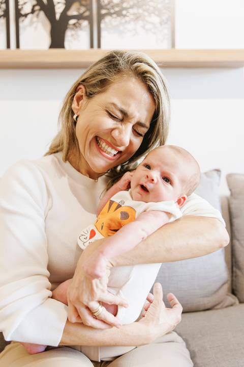 bebê no colo da avó paterna'