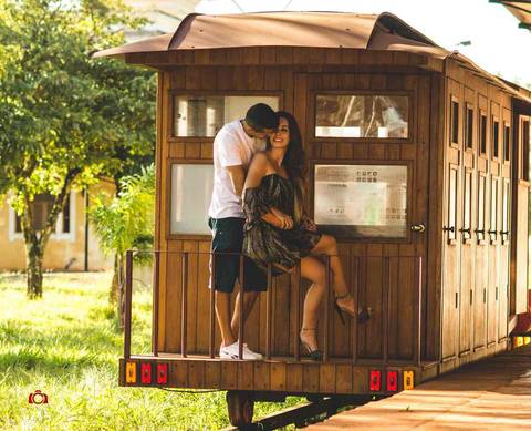 Ensaio Pré casamento session realizado em Piraju São Paulo em uma linda estação de trem, ensaio divertido pimenta imagen studio fotografia de camento em Alta floresta Paranaíta e região'