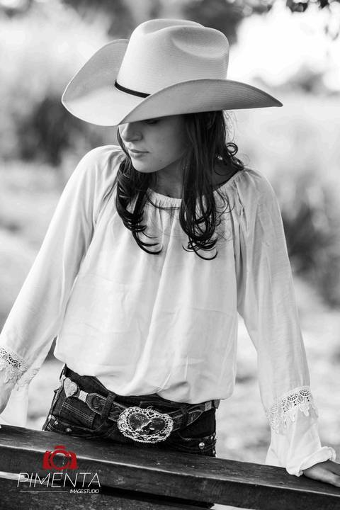 Ensaio 15 anos ao estilo country  realizado na fazenda com a querida Patricia Tironi fotografia Anderson Machado Pimenta Image Studio em Paranaita MT, Alta Floresta MT a festa vai ser linda com fotografias criativas de aniversário.'