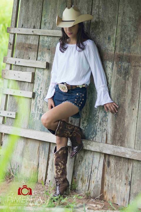 Ensaio 15 anos ao estilo country  realizado na fazenda com a querida Patricia Tironi fotografia Anderson Machado Pimenta Image Studio em Paranaita MT, Alta Floresta MT a festa vai ser linda com fotografias criativas de aniversário.'