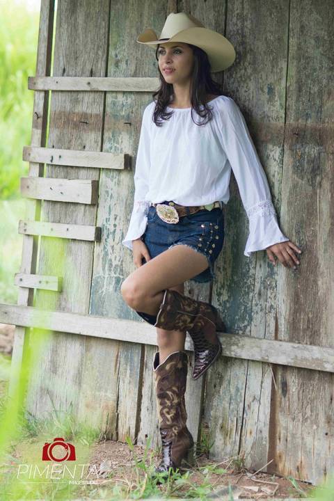 Ensaio 15 anos ao estilo country  realizado na fazenda com a querida Patricia Tironi fotografia Anderson Machado Pimenta Image Studio em Paranaita MT, Alta Floresta MT a festa vai ser linda com fotografias criativas de aniversário.'