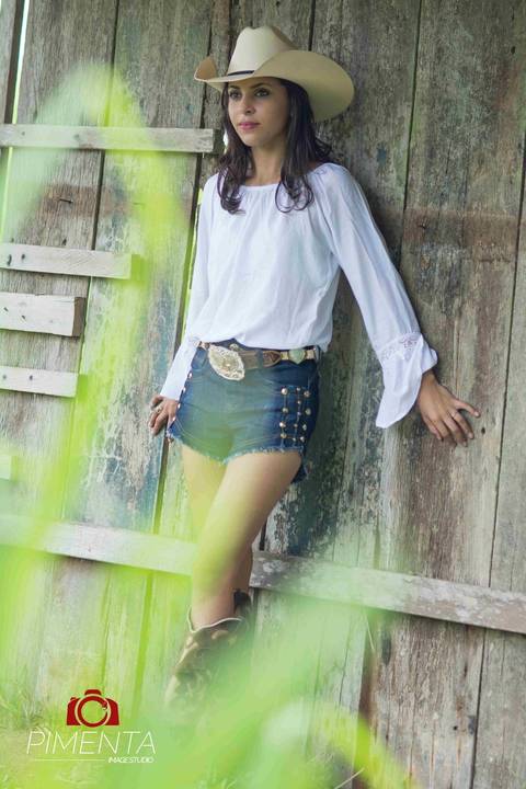 Ensaio 15 anos ao estilo country  realizado na fazenda com a querida Patricia Tironi fotografia Anderson Machado Pimenta Image Studio em Paranaita MT, Alta Floresta MT a festa vai ser linda com fotografias criativas de aniversário.'