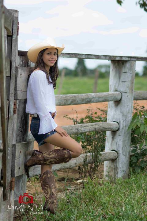 Ensaio 15 anos ao estilo country  realizado na fazenda com a querida Patricia Tironi fotografia Anderson Machado Pimenta Image Studio em Paranaita MT, Alta Floresta MT a festa vai ser linda com fotografias criativas de aniversário.'