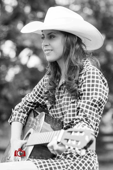 Ensaio 15 anos ao estilo country  realizado na fazenda com a querida Patricia Tironi fotografia Anderson Machado Pimenta Image Studio em Paranaita MT, Alta Floresta MT a festa vai ser linda com fotografias criativas de aniversário.'