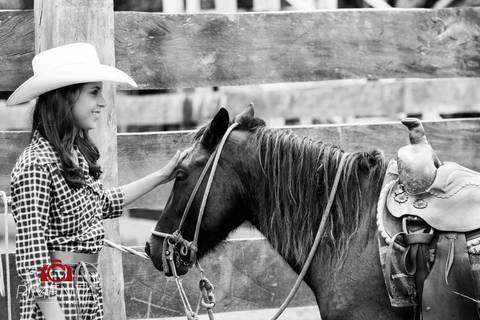 Ensaio 15 anos ao estilo country  realizado na fazenda com a querida Patricia Tironi fotografia Anderson Machado Pimenta Image Studio em Paranaita MT, Alta Floresta MT a festa vai ser linda com fotografias criativas de aniversário.'