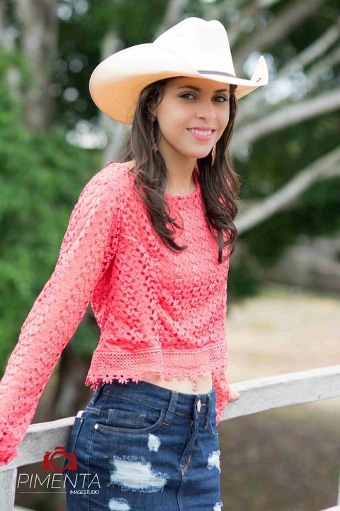 Ensaio 15 anos ao estilo country  realizado na fazenda com a querida Patricia Tironi fotografia Anderson Machado Pimenta Image Studio em Paranaita MT, Alta Floresta MT a festa vai ser linda com fotografias criativas de aniversário.'
