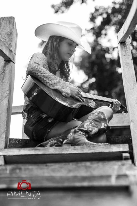Ensaio 15 anos ao estilo country  realizado na fazenda com a querida Patricia Tironi fotografia Anderson Machado Pimenta Image Studio em Paranaita MT, Alta Floresta MT a festa vai ser linda com fotografias criativas de aniversário.'