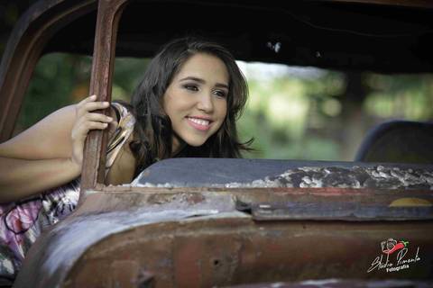 Ensaio de 15 anos realizado na cidade de Paranaita Mt proximo a Alta Floresta MT em um sitio em um carro velho linda a aniversáriante pimenta Image Studio fotografia Anderson Machado'