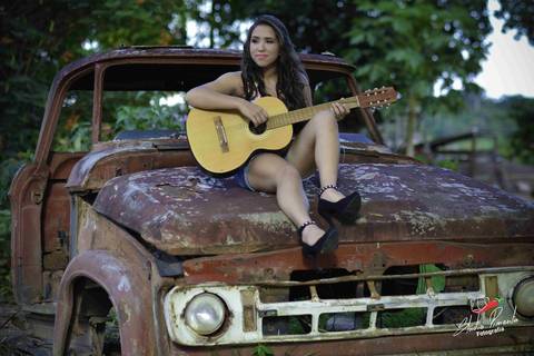 Ensaio de 15 anos realizado na cidade de Paranaita Mt proximo a Alta Floresta MT em um sitio em um carro velho linda a aniversáriante pimenta Image Studio fotografia Anderson Machado'