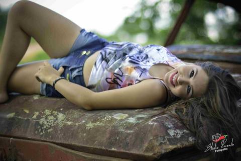 Ensaio de 15 anos realizado na cidade de Paranaita Mt proximo a Alta Floresta MT em um sitio em um carro velho linda a aniversáriante pimenta Image Studio fotografia Anderson Machado'