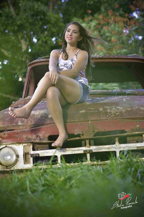 Ensaio de 15 anos realizado na cidade de Paranaita Mt proximo a Alta Floresta MT em um sitio em um carro velho linda a aniversáriante pimenta Image Studio fotografia Anderson Machado'