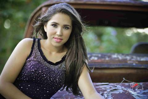 Ensaio de 15 anos realizado na cidade de Paranaita Mt proximo a Alta Floresta MT em um sitio em um carro velho linda a aniversáriante pimenta Image Studio fotografia Anderson Machado'