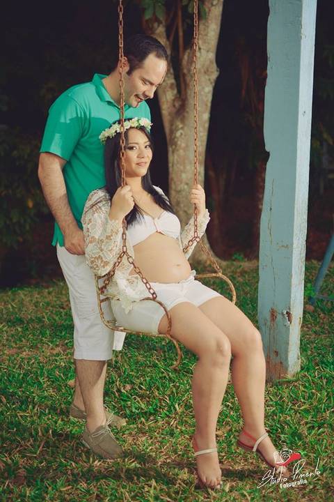 Ensaio Fotografico de Gestante criativo com cães e o casal realizado na cidade de Alta floresta com Monize e Thiago em uma linda chacara fotografo de Gestante Pimenta Image Studio'
