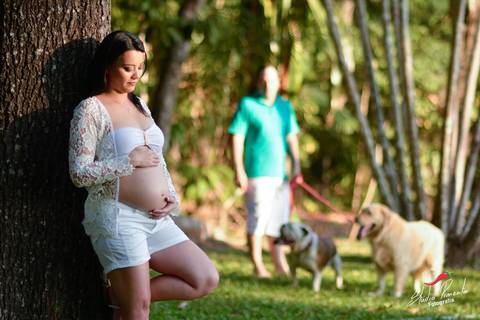 Ensaio Fotografico de Gestante criativo com cães e o casal realizado na cidade de Alta floresta com Monize e Thiago em uma linda chacara fotografo de Gestante Pimenta Image Studio'