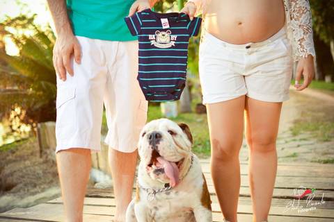 Ensaio Fotografico de Gestante criativo com cães e o casal realizado na cidade de Alta floresta com Monize e Thiago em uma linda chacara fotografo de Gestante Pimenta Image Studio'