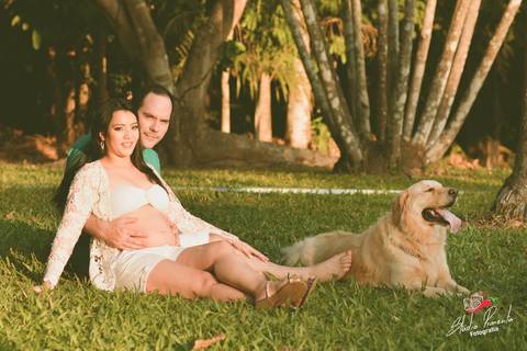 Ensaio Fotografico de Gestante criativo com cães e o casal realizado na cidade de Alta floresta com Monize e Thiago em uma linda chacara fotografo de Gestante Pimenta Image Studio'