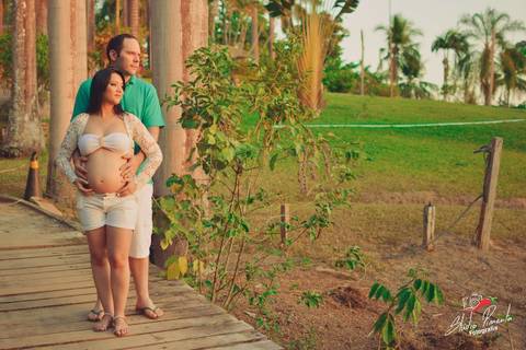 Ensaio Fotografico de Gestante criativo com cães e o casal realizado na cidade de Alta floresta com Monize e Thiago em uma linda chacara fotografo de Gestante Pimenta Image Studio'