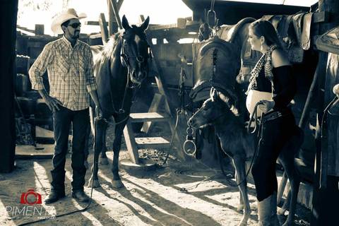 Ensaio de gestante Estilo Country realizada na Fazenda na cidade de Paranaíta - MT com o Casal Luciana e Junior Fotos criativas de Gestante fotografia Pimenta Image Studio'