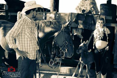 Ensaio de gestante Estilo Country realizada na Fazenda na cidade de Paranaíta - MT com o Casal Luciana e Junior Fotos criativas de Gestante fotografia Pimenta Image Studio'