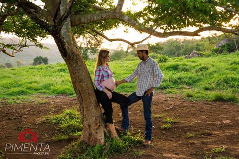 Ensaio de gestante Estilo Country realizada na Fazenda na cidade de Paranaíta - MT com o Casal Luciana e Junior Fotos criativas de Gestante fotografia Pimenta Image Studio'