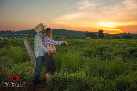 Ensaio de gestante Estilo Country realizada na Fazenda na cidade de Paranaíta - MT com o Casal Luciana e Junior Fotos criativas de Gestante fotografia Pimenta Image Studio'