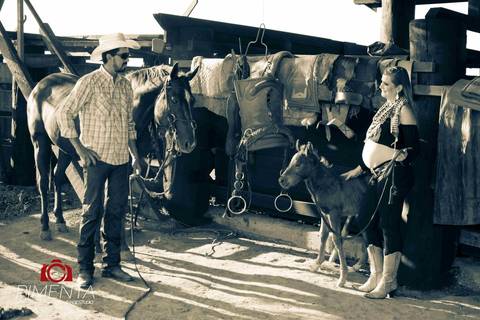 Ensaio de gestante Estilo Country realizada na Fazenda na cidade de Paranaíta - MT com o Casal Luciana e Junior Fotos criativas de Gestante fotografia Pimenta Image Studio'