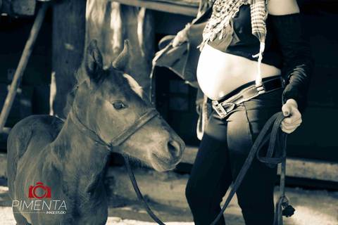 Ensaio de gestante Estilo Country realizada na Fazenda na cidade de Paranaíta - MT com o Casal Luciana e Junior Fotos criativas de Gestante fotografia Pimenta Image Studio'