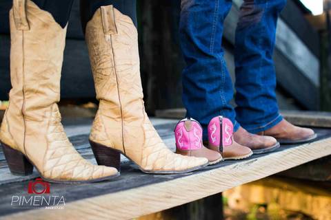 Ensaio de gestante Estilo Country realizada na Fazenda na cidade de Paranaíta - MT com o Casal Luciana e Junior Fotos criativas de Gestante fotografia Pimenta Image Studio'