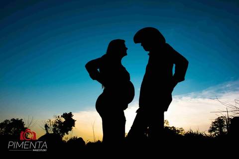 Ensaio de gestante Estilo Country realizada na Fazenda na cidade de Paranaíta - MT com o Casal Luciana e Junior Fotos criativas de Gestante fotografia Pimenta Image Studio'