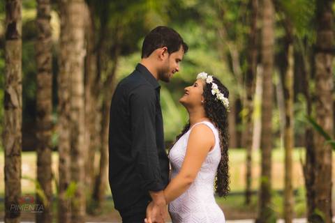 olhando apaixonadamente um para o outro, com um lindo bosque de fundo, o casal até se esquece do fotógrafo ali registrando seu pré casamento'