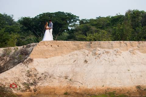 Ensaio tresh the dress  pré casamento realizado no Rio Teles Pires com o casal Anderson e Omeri.'