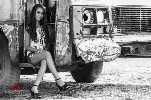Ensaio de 15 anos criativo e rustico realizado na cidade de Paranaíta MT com a aniversariante Josielly, o ensaio foi realizado em uma antiga serraria e em onibus velho, pimenta Image Studio fotográfia de casamento , 15 anos, e ensaios.'