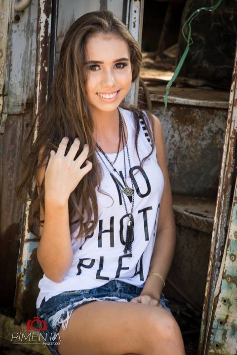 Ensaio de 15 anos criativo e rustico realizado na cidade de Paranaíta MT com a aniversariante Josielly, o ensaio foi realizado em uma antiga serraria e em onibus velho, pimenta Image Studio fotográfia de casamento , 15 anos, e ensaios.'