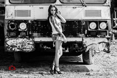 Ensaio de 15 anos criativo e rustico realizado na cidade de Paranaíta MT com a aniversariante Josielly, o ensaio foi realizado em uma antiga serraria e em onibus velho, pimenta Image Studio fotográfia de casamento , 15 anos, e ensaios.'