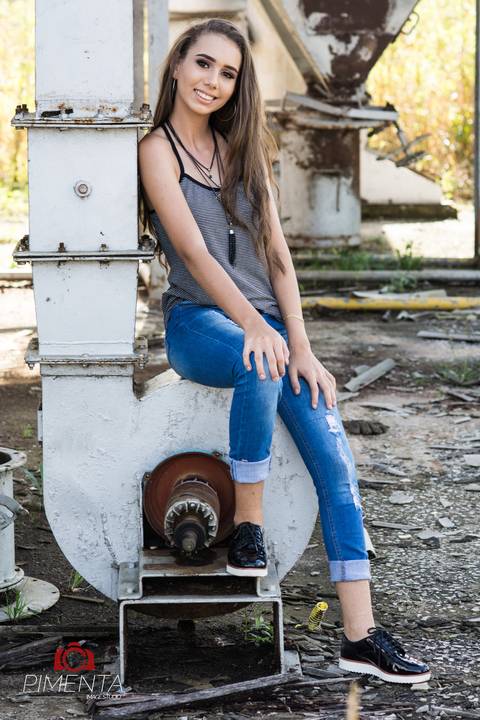 Ensaio de 15 anos criativo e rustico realizado na cidade de Paranaíta MT com a aniversariante Josielly, o ensaio foi realizado em uma antiga serraria e em onibus velho, pimenta Image Studio fotográfia de casamento , 15 anos, e ensaios.'