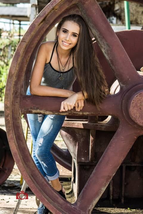 Ensaio de 15 anos criativo e rustico realizado na cidade de Paranaíta MT com a aniversariante Josielly, o ensaio foi realizado em uma antiga serraria e em onibus velho, pimenta Image Studio fotográfia de casamento , 15 anos, e ensaios.'