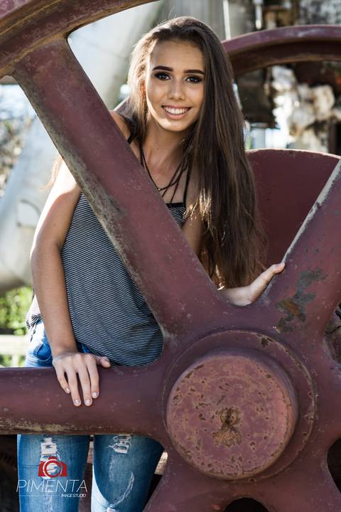 Ensaio de 15 anos criativo e rustico realizado na cidade de Paranaíta MT com a aniversariante Josielly, o ensaio foi realizado em uma antiga serraria e em onibus velho, pimenta Image Studio fotográfia de casamento , 15 anos, e ensaios.'